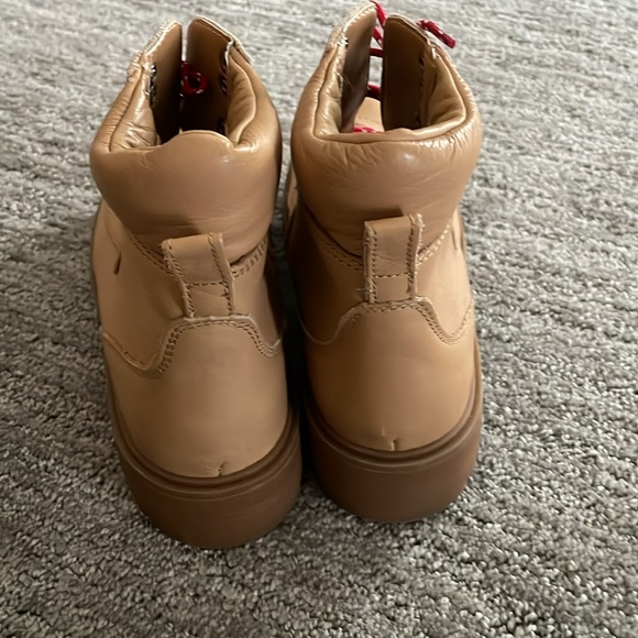 Brand New J. Crew Leather Nordic Boots with red laces Size 9 - Picture 3 of 4